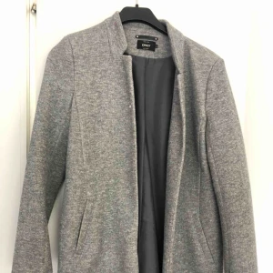  - Grå tunnare kappa från ONLY. Enbart använd fåtal gånger!