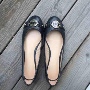  - Helt oanvända ballerinaskor från Tommy Hilfiger. 