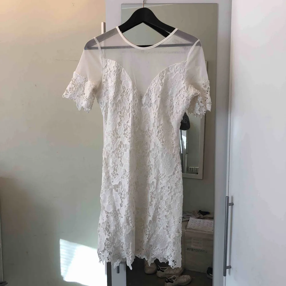 En vit spetsklänning, som jag endast använt 1 gång på en skolavslutning, super fin och bekväm!. Klänningar.