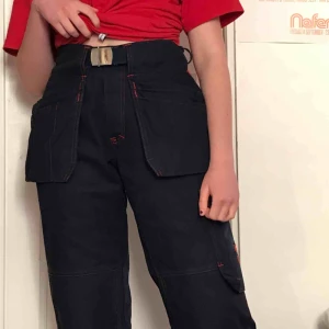  - Fett snygga mörkblå byxor med röda sömmar, arbetar byxor typ. Helt nya och jättebra skick och kvalitet. Storlek 38 (det står 48 i dem men dom är typ en medium) personen i bilden är en S men dom är lite för stora för henne. Fraktkostnad tillkommer❤️