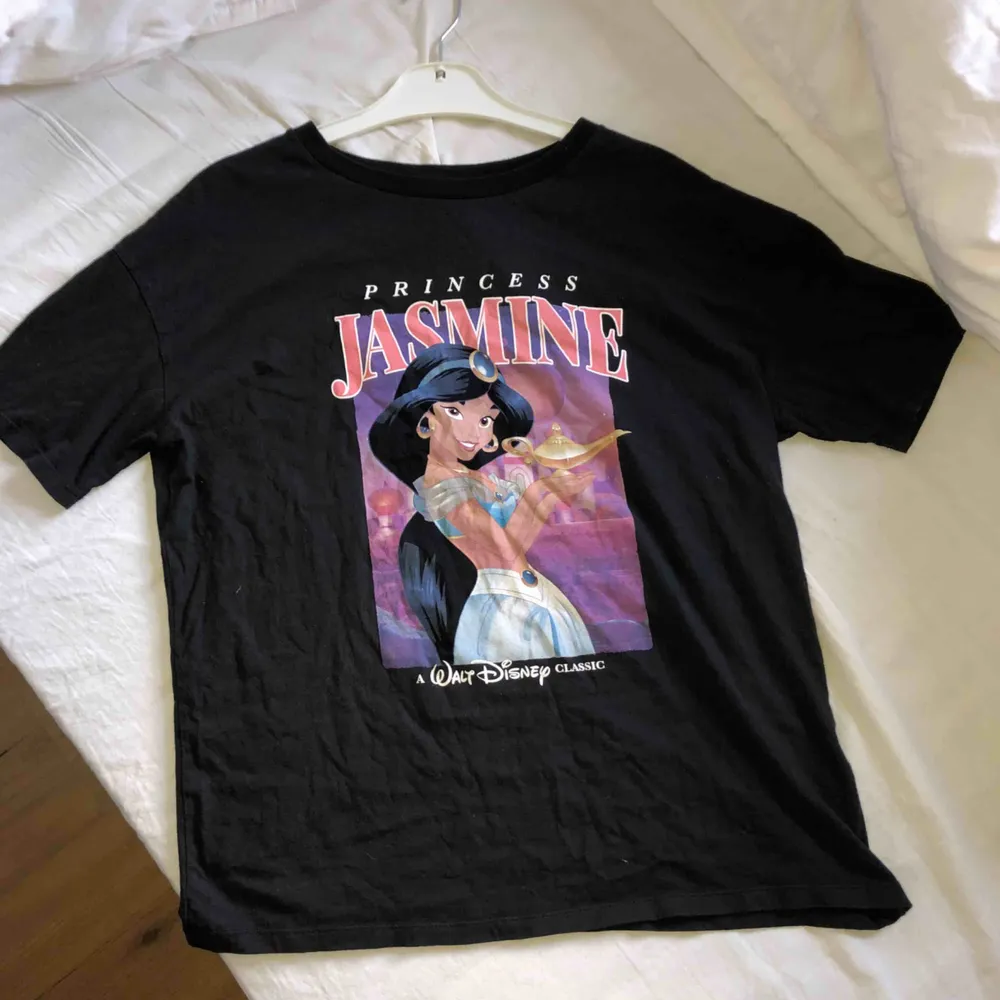 Oversized t-shirt med Jasmine motiv💕💗💕 knappt använd och väldigt bra skick. Köparen står för frakt :) obs, det är spegeln som är smutsig inte tröjan☺️. T-shirts.