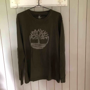  - Knappt använd militärgrön långärmad tröja från Timberland. Bra skick. Kan mötas upp i Lund annars får köparen själv stå för frakten. 
