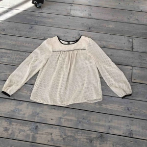  - Blus med svarta prickar på. Använd några få gånger.