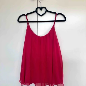  - Ett oanvänt rosa linne från Express. Köparen betalar frakt 