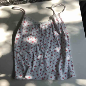  - Blommigt linne från Brandy Melville. Aldrig använd och i bra skick.