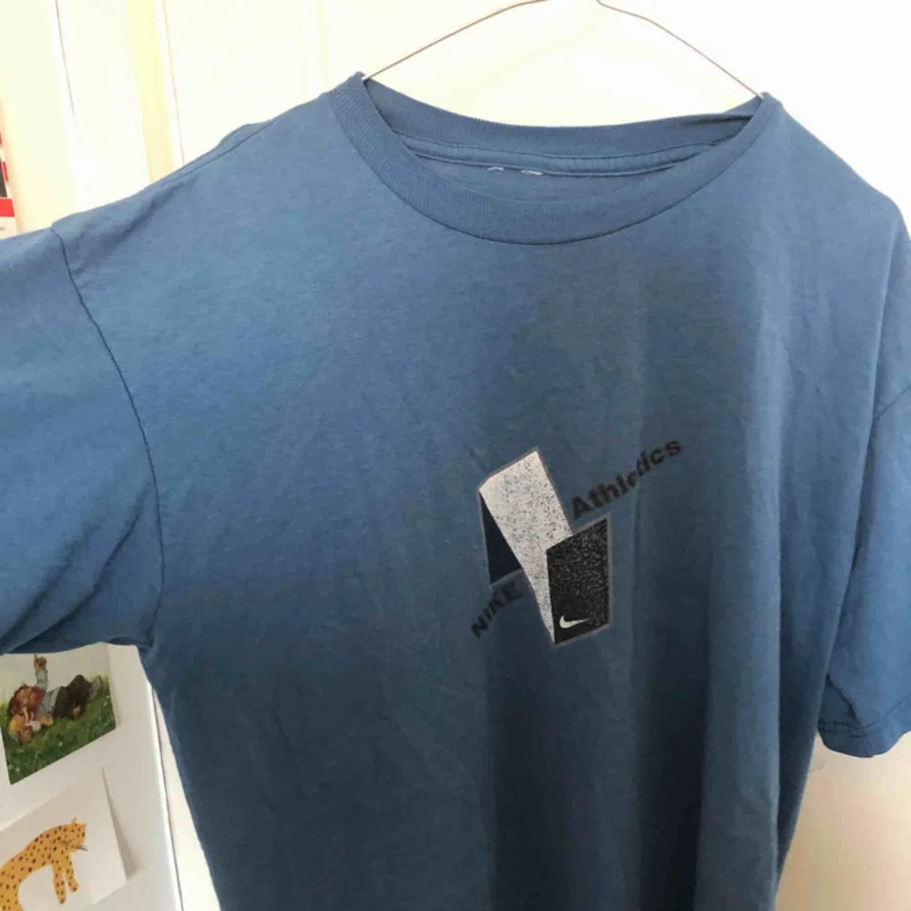 Vintage tröja från Nike, inköpt på second hand från Beyond Retro! Står ingen storlek men är i ca S-XL beroende på passform ❤️💙 va lite svårt att få med den rätta färgen på bild men den är typ smutsblå! . T-shirts.