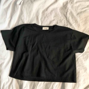  - Cropped T-shirt i svart! Använd fåtal gånger, fint skick! 40kr frakt eller mötas upp i Stockholms innerstad ♥️🌹 