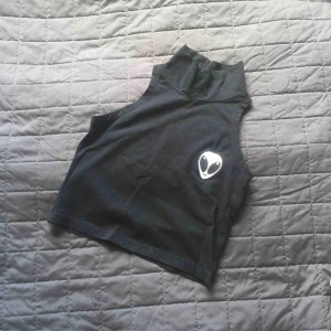 - Alien crop top från kokopie. Det står att det är en s men skulle säga att den är mer som en XS. Blev lite trångt över brösten 🤭 