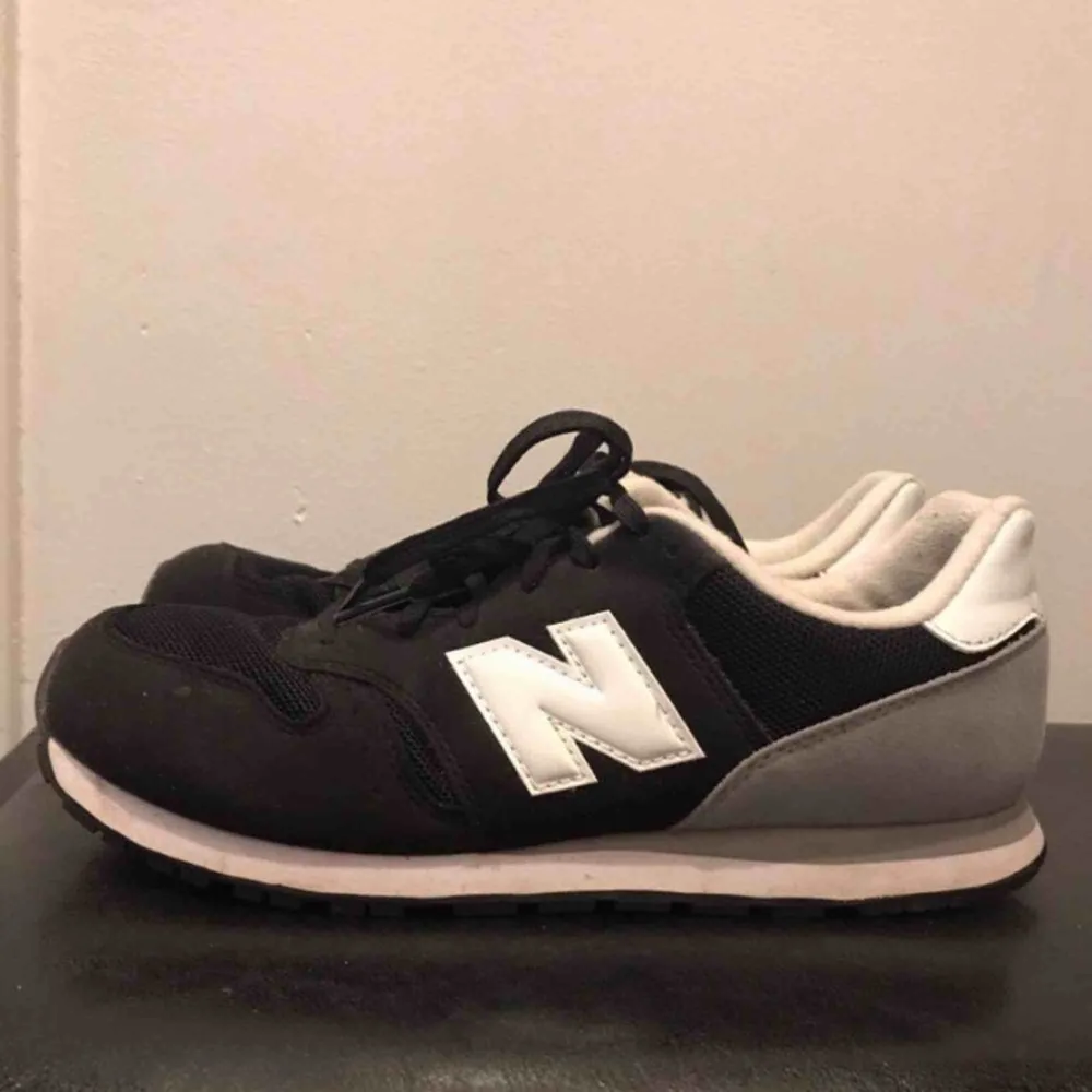 New Balance 373  New Balance svarta sneakers. Strl 38,5   Ord pris: 830 kr . Skor.