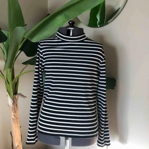  - Snygg polo! Strl XL men passar mindre om man vill ha den oversize.