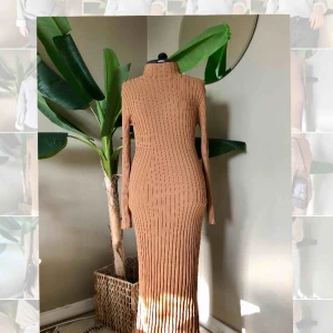  - Suuuuupersnygg klänning från H&M! Oanvänd.  Köparen står för frakt💕