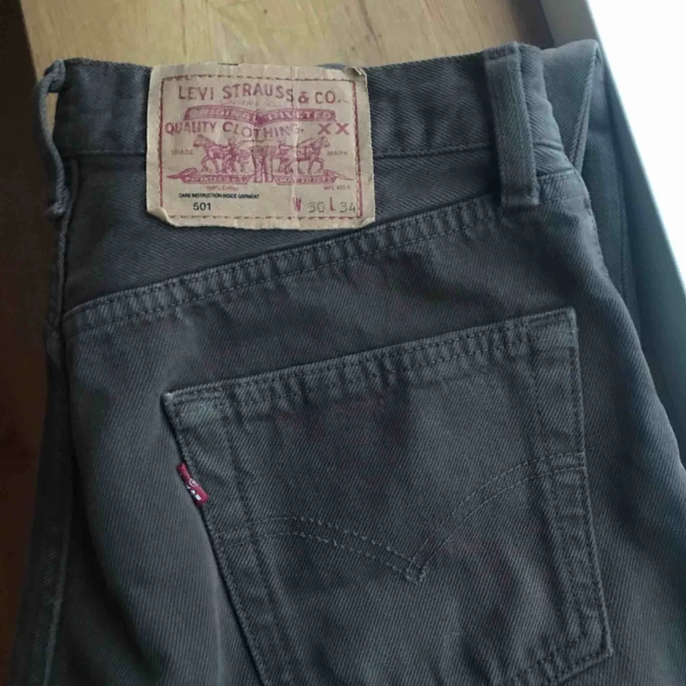 Snygga Levis jeans i en mörkbrun färg, hela och bra skick!! Frakt 60kr eller mötas i Sthlm . Jeans & Byxor.