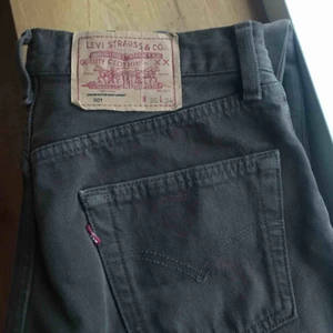  - Snygga Levis jeans i en mörkbrun färg, hela och bra skick!! Frakt 60kr eller mötas i Sthlm 