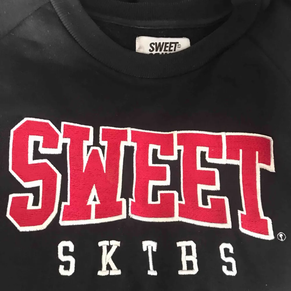 Säljer denna sweet sktbs sweatshirt, betalning sker via swish :). Hoodies.
