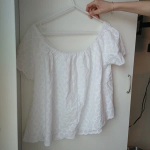  - Söt vit blus. 