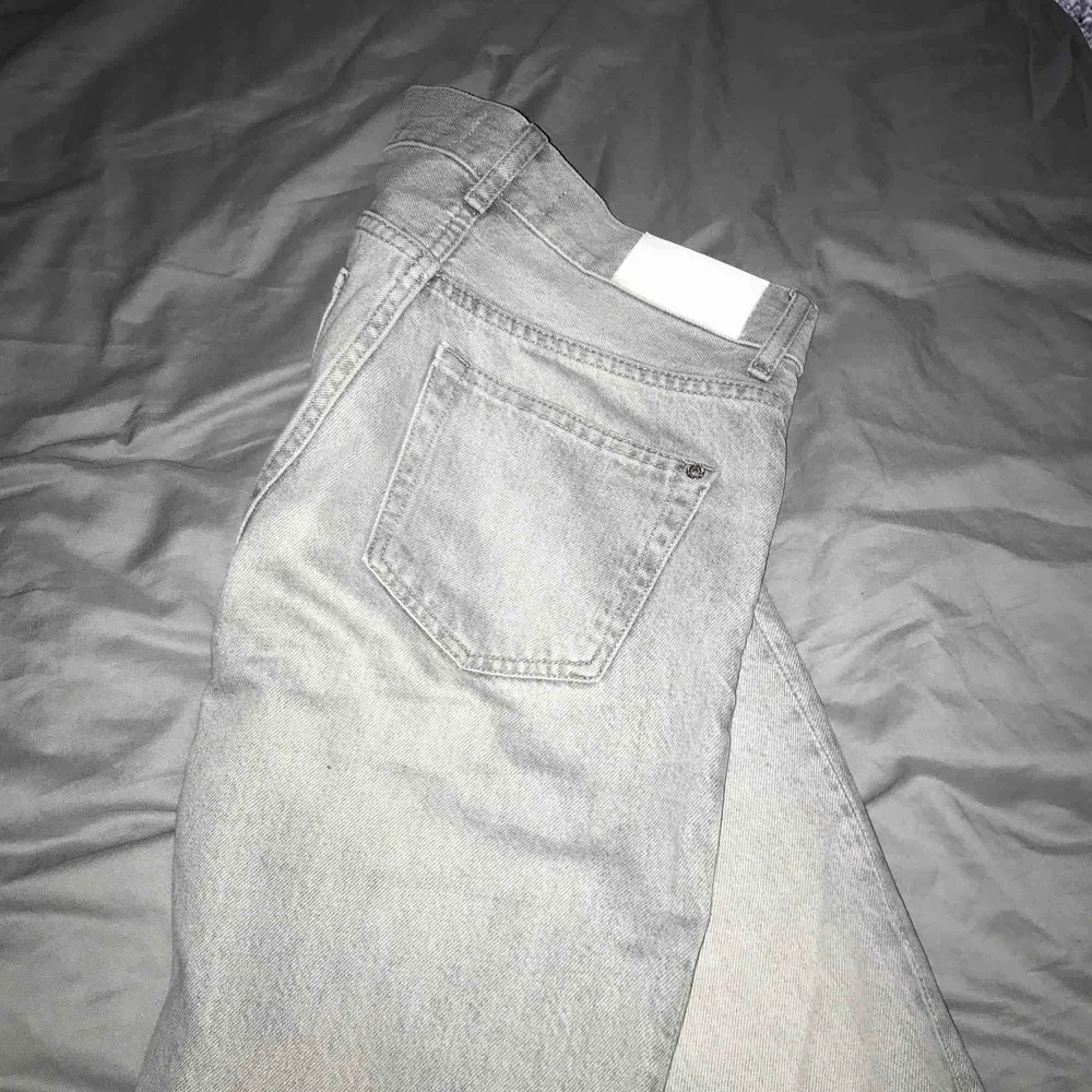 Ljusgråa jeans från Mango! Säljer på grund av att dom är alldeles för små, så kan tyvärr inte fota hur dom sitter på! Men är i momjeans modell!. Jeans & Byxor.