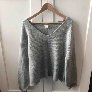  - Stickad från HM. Ljusgrå, superskön!