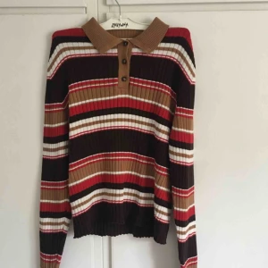  - Långärmad, randig tröja från Monki. Aldrig använd och är i väldigt fint skick. Frakten ingår inte i priset och jag tar swish. 