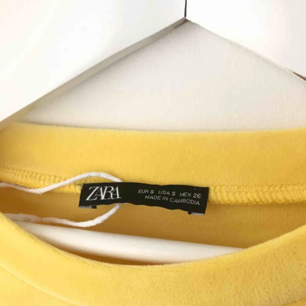 Säljer denna gula tröja ifrån Zara pågrund av att den ej kommit till användning. Frakt tillkommer, hör av er om ni är intresserade💓💕💞. Tröjor & Koftor.
