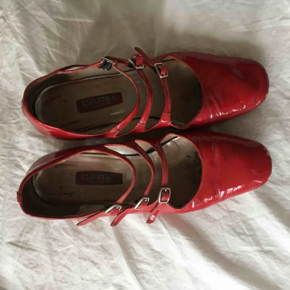 STEAL OF THE YEAR!!!! Säljer mina carel skor som har nypris 3500 kr som jag nu säljer för 250 spänn! De är slitna på sulan men om du sular om de kommer de bli som nya 😚🍓 de perfekta Mary Jane skorna . Skor.