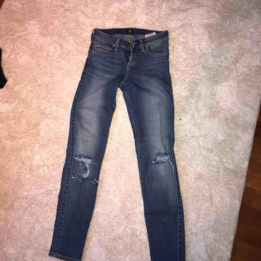 Världens skönaste lee jeans har och säljer 2 stycken en med slitningar och ett par utan. . Jeans & Byxor.