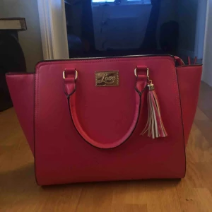  - En rosa väska.