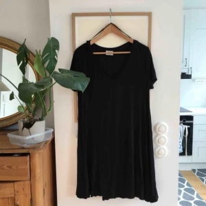  - Fin T-shirt klänning från Zara. Perfekt till vardags och till stranden!