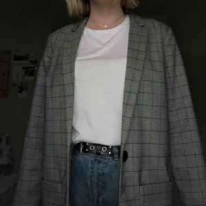  - Jättefin blazer från Hm. Har aldrig använt och prislappen hänger kvar! Säljer pga att den aldrig kommer till användning!🥰 ursprungs pris 399kr. Frakt tillkommer, eller så kan jag mötas upp i Stockholm!