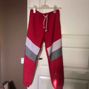  - (Frakt ingår i priset) Vindbyxor(tror ja de kallas🤷🏼‍♀️) med en liten touch vid knäna. Det går att spänna åt så mycket man vill vid midjan. Det ser ut som att den har fläck på höger sida av benet men det är bara solen! 