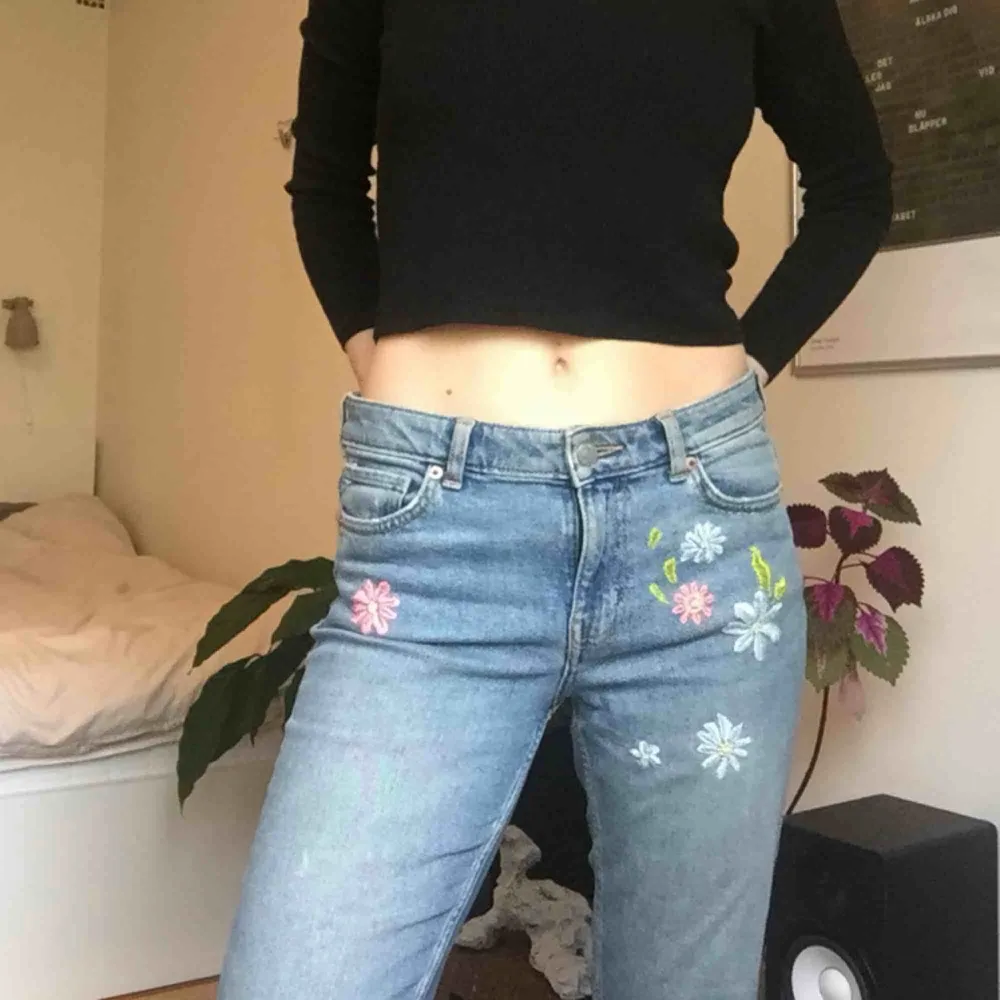 Säljer mina weekday jeans (cut swish blue) som jag utsmyckat med handbroderade blommor både fram och bak. Skriv om ni vill se fler bilder !  Frakt tillkommer. Kan också mötas upp i Gbg 🌱🌸🌻. Jeans & Byxor.