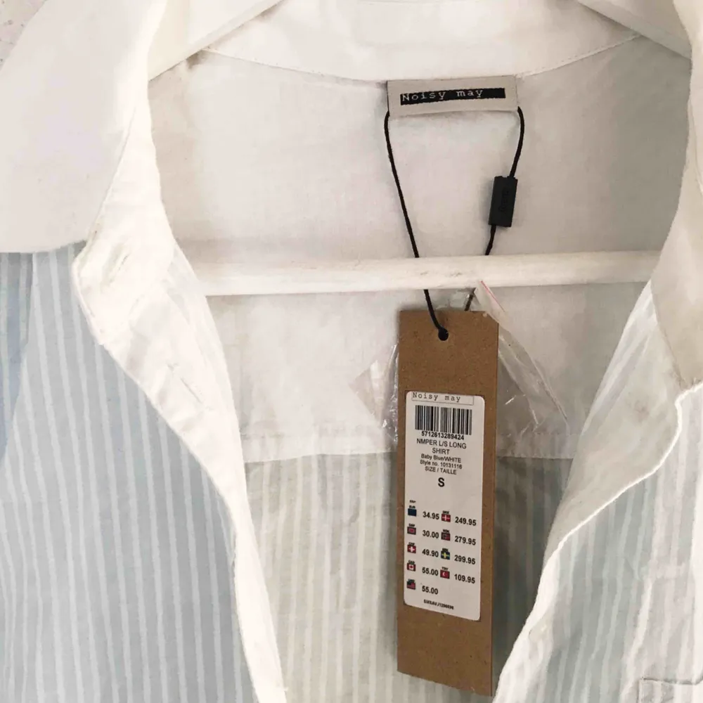 Fin ljusblå- och vitrandig skjorta från Noisy May. Aldrig använd; prislappen hänger kvar med extra knappar (nypris 299 kr). Ursäkta att den är skrynklig, legat i garderoben. 🥰 Frakt tillkommer 🌹. Skjortor.