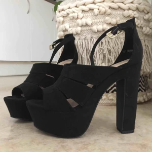  - Aldrig använda 😍👡 Svarta mockaliknande skor med blockklack. Höga men bekväma! Säljer pga har ett par nästan exakt likadana till 🙈 Frakt 105 kr.