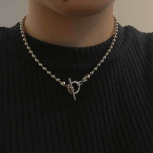  - t-bar halsband från gina tricot! fraktar inte men möts upp i stockholm