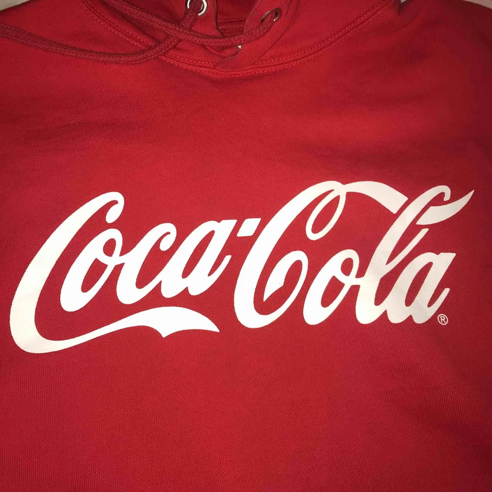 Röd Coca Cola hoodie, köpt på Carlings för 600 kr för cirka ett år sedan. Den är använd men i väldigt bra skick. Stor i storleken då jag som oftast använder M/L kan ha den. Säljs för 250 och i priset ingår frakt. Hoodies.