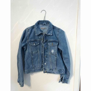  - Jeansjacka aldrig använd. Storlek US 8, sitter som en XS. Frakt på 36kr tillkommer. 