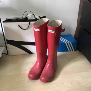  - Röda gummistövlar från märket Hunter i storlek 38. Som nya! PRIS KAN DISKUTERAS 😊   Möter gärna upp någonstans i Stockholm.