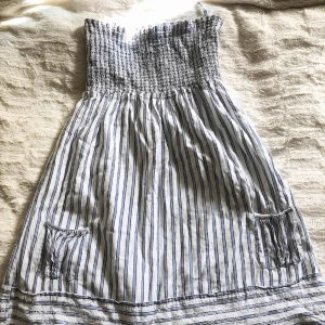  - Somrig klänning i storlek L men passar även mig med S och M, blå & vit med fina detaljer, ribbat tyg vid bröstet