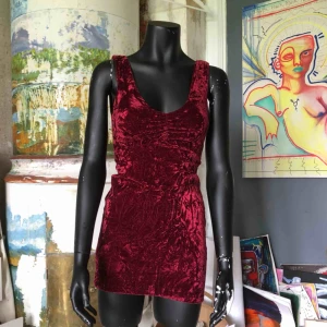  - Snygg klänning som inte kommer till användning och smått för tajt för mig! Betalning sker via swish och betalaren står för frakten✨🌙