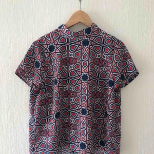  - Fin blus från Monki:) knappar bak samt slits.