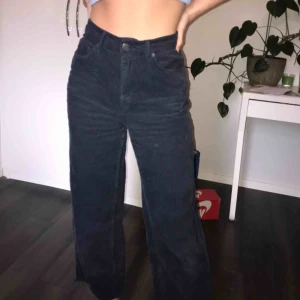  - Marinblåa Manchester byxor från Vera Moda. I nyskick och knappt använda. Säljer du dom mest tar plats i garderoben. Rak model med väldigt hög midja. Slitningar längst ner på benen.