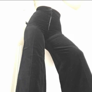  - Underbara svarta utsvängda velvet brallor😍Se storlek och mått på bild 2! Köpta nyligen på Plick men var tyvärr inte riktigt min storlek :/ 