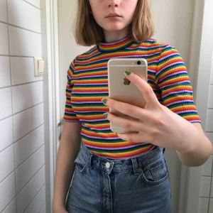  - Färgglad polotröja från MONKI. Använd ca en gång. Köparen står för frakten!