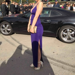  - Använd 1 gång på min bal, 12cm klack, 2,5cm platå, beigea med gulligt spänne och det där fram typ duochrome så skiftar i rosa/guld/Aqua, köpt i london så kommer ej ihåg butik. Frakt tillkommer skickar spårbart (63kr) 