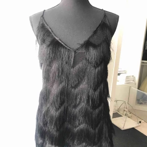  - Festlig v-ringad topp i fransar. Aldrig använd så i nyskick! Köparen står för frakten 🖤💫