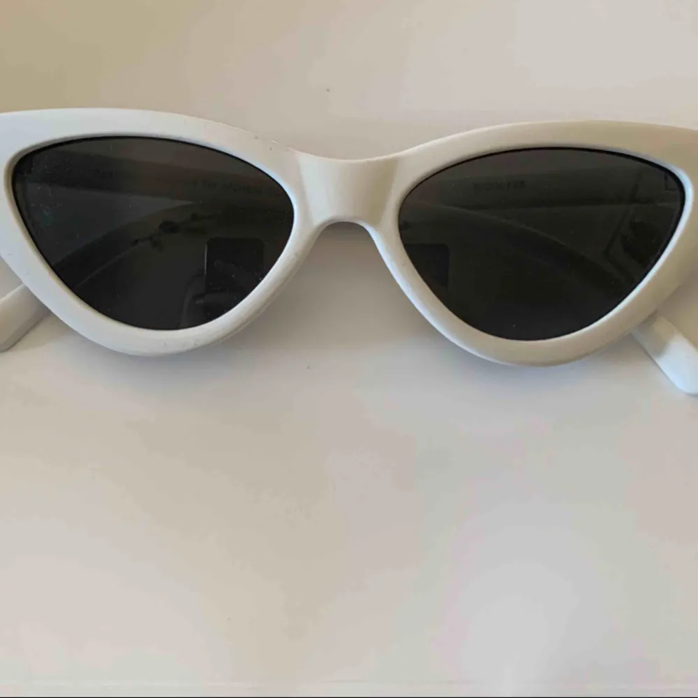 Solglasögon från Ur & Penn köpta för 80kr och endast använda ett fåtal gånger!. Accessoarer.