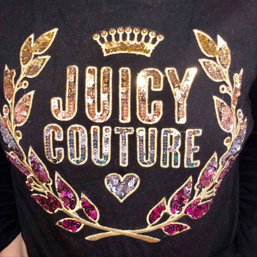 Långärmad t-shirt ifrån Juicy couture, använd en gång. Var någon slags limited edition, kostade 1200 ny. Den har massor av paljetter som glittrar sjukt mycket! . T-shirts.