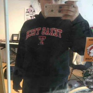  - En skön och inte allt för varm hoodie, köpt på Beyond Retro. Helt perfekt skick, använd max 10 gånger! Det står storlek L, men jag som är en S passar i den. Den sitter lite löst. 