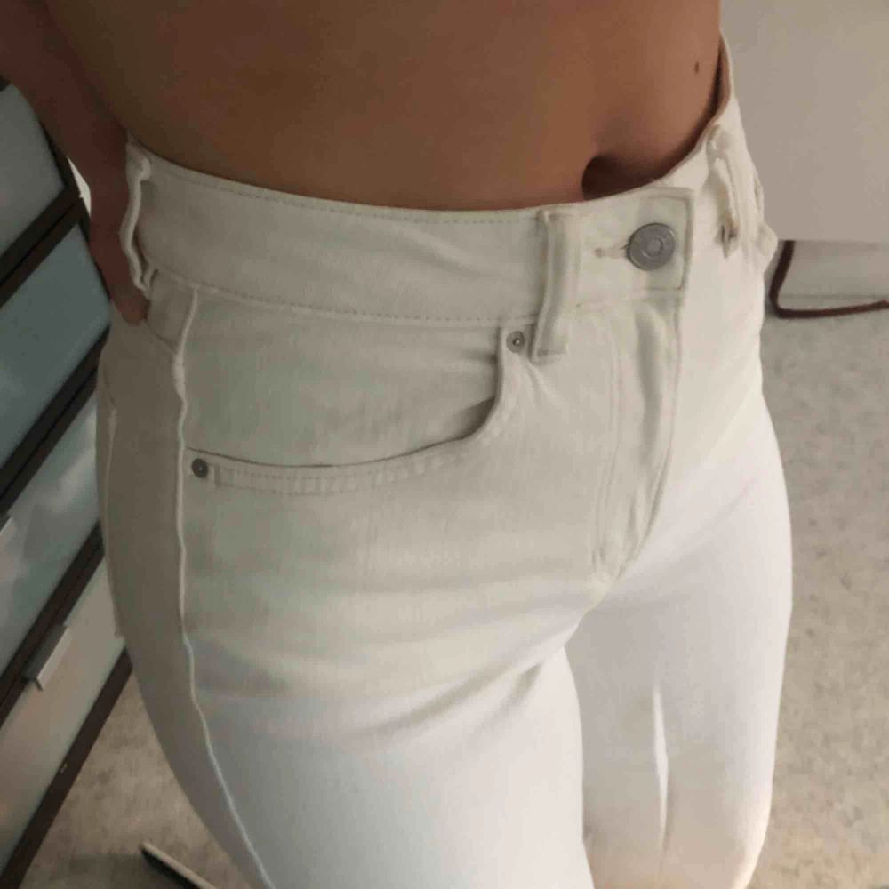 Säljer dessa fina vita jeans med vid modell💕💚😁 super fint skick, köpta förra sommaren men knappt använda. Stretchigt o skönt material😊✨. Jeans & Byxor.