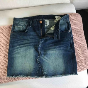  - Skitsnygg mörkare jeanskjol från H&M, säljer den eftersom den tyvärr är för liten för mig! Köparen betalar frakt