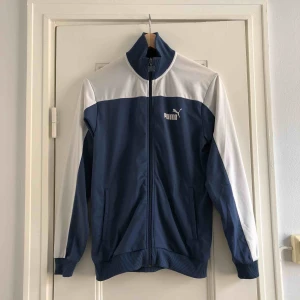  - En tracktop från Puma. Storlek 164/XS, damstorlek. Skick: 7/10. Levereras nytvättad. Finnes på Södermalm, Stockholm. Kan postas men då står Du för frakten, (55kr). Mvh Marija & Nugget